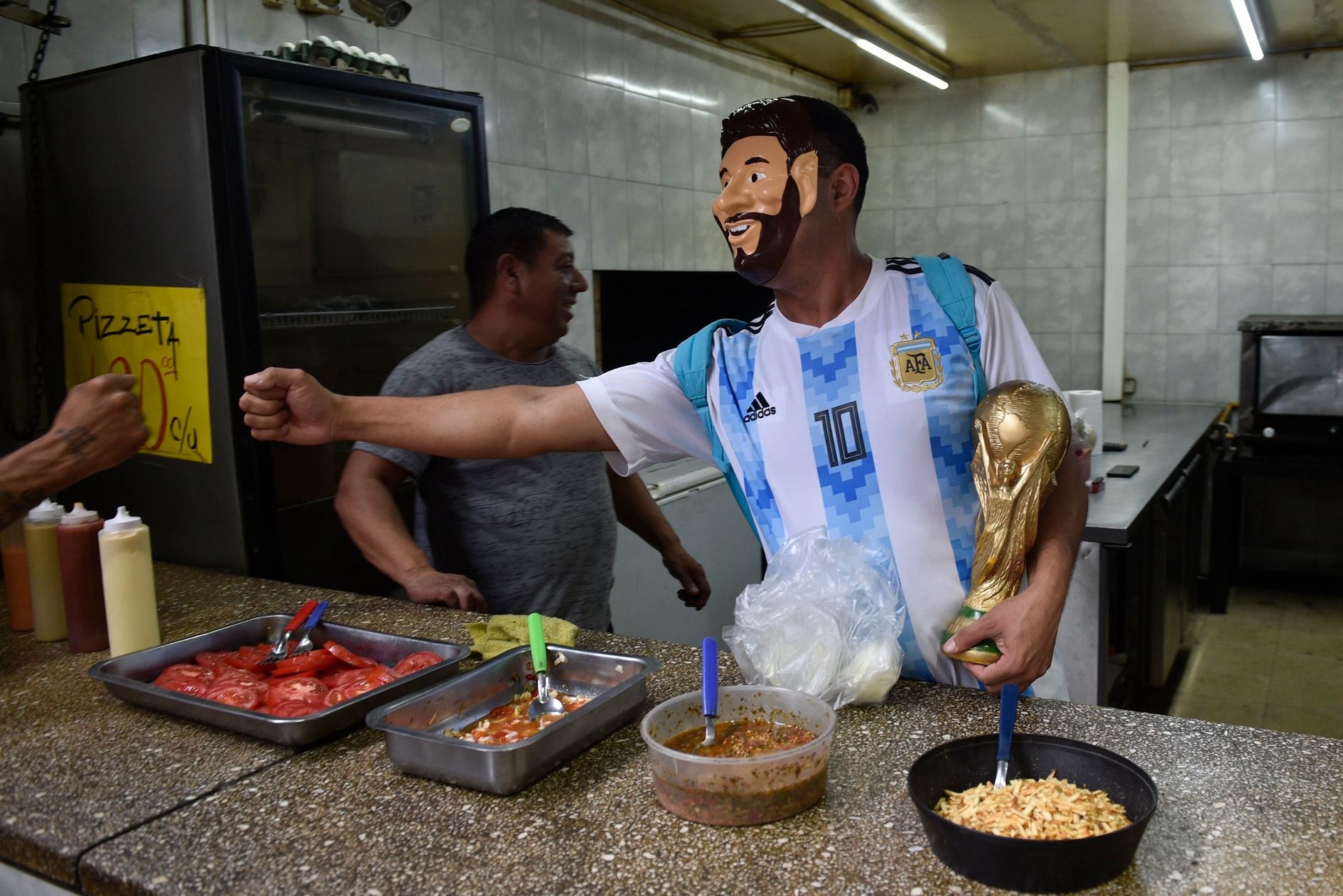 Messi thăng hoa khiến người biểu tình Argentina quên cả đòi tăng lương